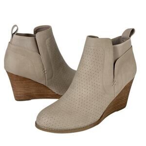 NWT DV by Dolce Vita Gerdy Wedge Bootie Boot Beige
Women's Various Sizes 3”